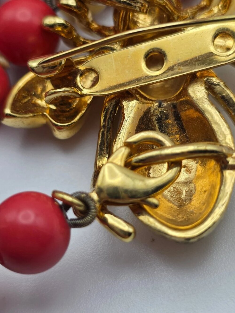 Red Faux Coral Glass Bead Bee Brooch Clasp Necklace 57 in Vintage - Picture 8 of 11